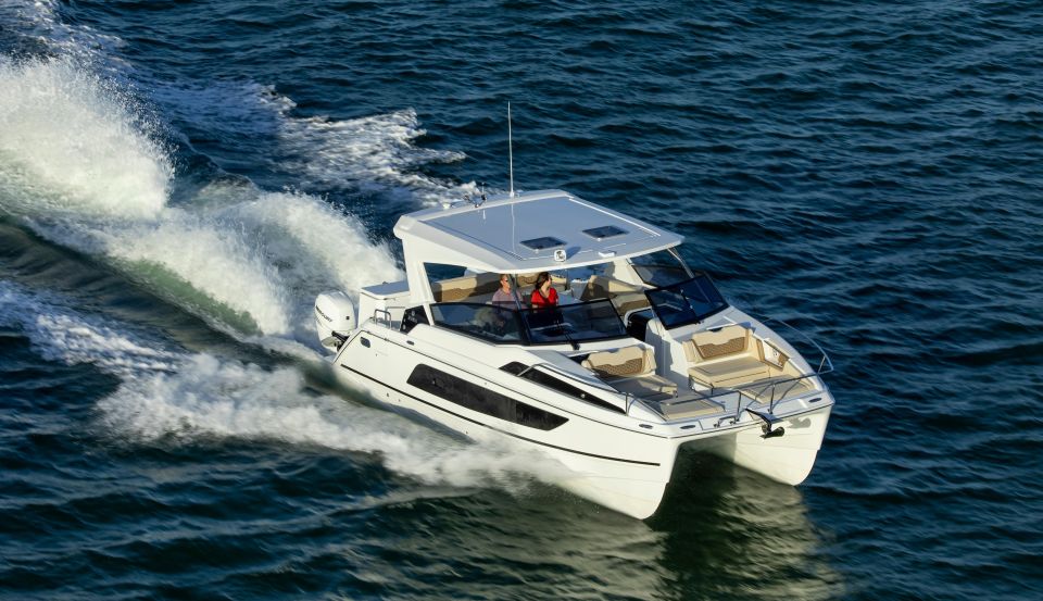 Cannigione: Rental of Aquila 36 Catamaran Daycruiser - Key Points